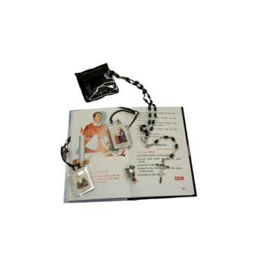 Imagem de VILLAGE GIFT IMPORTERS Kit de lembrança da primeira comunhão | Pacote de primeira comunhão para meninos e meninas | Preto ou branco | Vem com livro de comunhão, rosário, bolsa, escapulário e alfinete