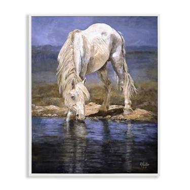 Imagem de Stupell Industries White Horse at River's Edge Design de arte giclée emoldurado branco por Kathy Winkler, 40 x 50 cm