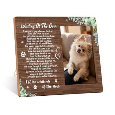 Imagem de Qiwog Porta-retrato memorial para cães e gatos de estimação – Waiting At The Door Dogs Moldura de madeira para mesa – Presentes memorial de simpatia para a perda do dono de cachorro e gato