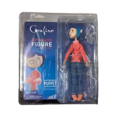 Imagem de Boneca Articulada Coraline Jones Com Camisa Listrada E Casaco De Chuva