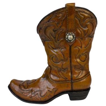Imagem de Vaso rústico de bota caubói ocidental para flores ou decoração independente – Suporte floral de resina com aparência de couro desgastado vintage, detalhes em relevo e detalhes de metal em concho -
