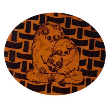 Imagem de Decoração em Placa com pirografia feita à mão em madeira oval de 19cm para mesa ou parede de casa, escritório ou clínica; com detalhes em alto relevo, única peça com família de bichinhos preguiça.