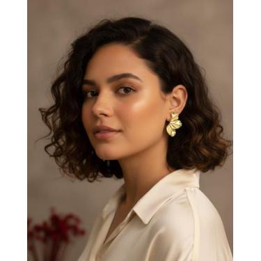 Imagem de Brinco Folheado Meia Flor Dourado Bijuteria Delicada - Deusa Modas