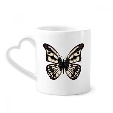 Imagem de Amostra de borboleta em caneca pálida café cerâmica copo de coração de vidro