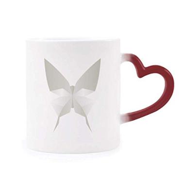 Imagem de Caneca de grés com estampa abstrata de origami de borboleta branca sensível ao calor com mudança de cor vermelha
