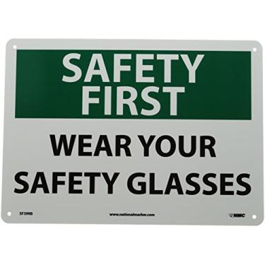 Imagem de National Marker SF39RB Placa "Safety First, Wear Your Safety Glasses", plástico rígido, 25,4 cm x 35,5 cm