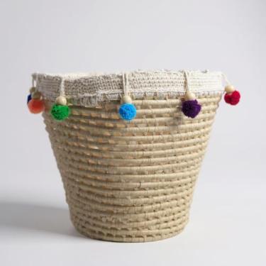 Imagem de Cesto Balaio Infantil Estilo Boho, Palha com Crochê e Pompons Coloridos, 42cm Altura x 38cm Diâmetro, Organizador de Brinquedos