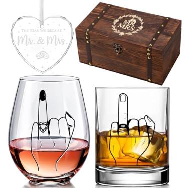 Imagem de Presente de noivado engraçado para casais com caixa de madeira de lembrança vintage – Conjunto de copo de vinho e uísque + ornamento de coração Sr. e Sra. – casamento, chá de panela, presente para