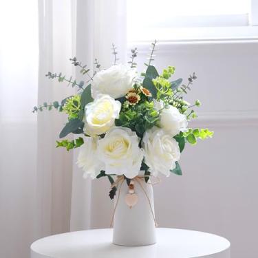 Imagem de Arranjo de flores rosas artificiais em vaso de cerâmica branca de 15 cm com decoração de pingente de coração, arranjo de flores com hastes de eucalipto e vegetação, peça central de mesa de fazenda