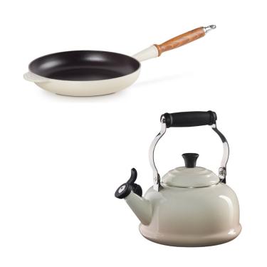 Imagem de KIT LE CREUSET FRIGIDEIRA C/ CABO DE MADEIRA 24CM MERINGU E CHALEIRA TRADICIONAL 1,6L COM APITO MERINGUE