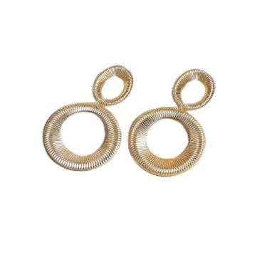 Imagem de Brincos femininos circulares duplos de ouro, em forma de anel, modernos e criativos, mostrando seu charme feminino único, adequado para o dia a dia e qualquer ocasião.