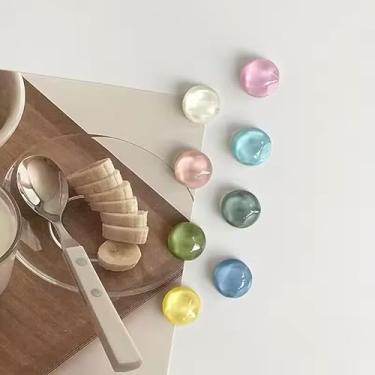 Imagem de Pacote com 8 ímãs de geladeira criativos em formato irregular, detalhes de decoração elegante para geladeira e cozinha, suportes práticos para anotações e memorandos