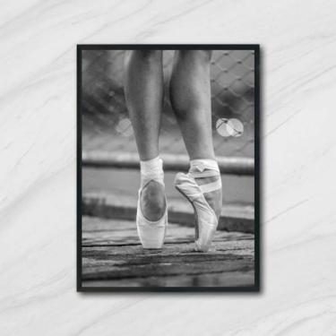 Imagem de Quadro Fotografia Pernas De Bailarina 45X34 Com Vidro Preta