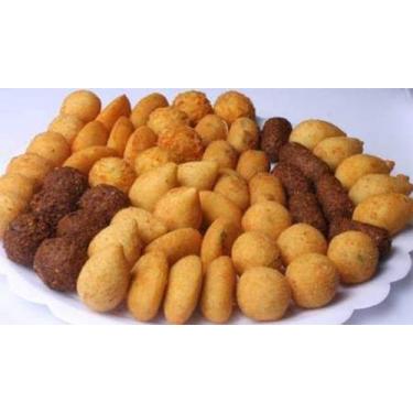 Imagem de Kit com 50 salgados sortidos  Coxinha Quibe Bolinha Queijo Apimentado 