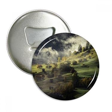 Imagem de Village Fog Hill Abridor de garrafas com ímã de geladeira e paisagem floresta, emblema multifuncional