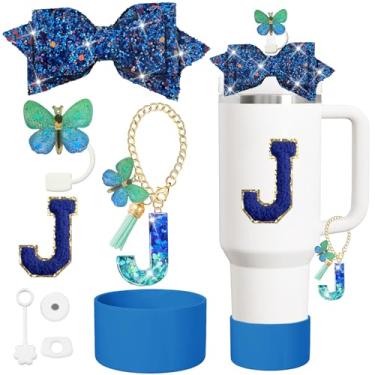 Imagem de XIANGYUAN Conjunto de acessórios de copo de 8 peças, tampa de palha para copo Stanley de 850 g ou 1,134 g, adesivo para decorações Stanley, pingente de letra inicial personalizado (azul J)