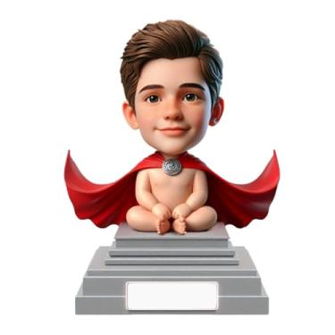 Imagem de Boneco de barro feito à mão com capa da sua foto, presente ideal para novos pais, celebrações familiares mostrando coragem inocente, memória preciosa perfeita para o marco do bebê