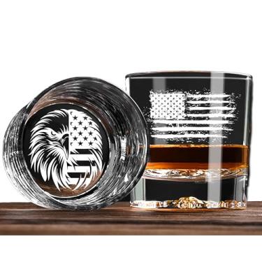 Imagem de IMI Customs Copo de uísque gravado com bandeira americana e cabeça de águia – Design envelhecido – Vidro rochoso de 300 ml para Bourbon, Whisky ou Scotch – Presente patriótico para veteranos e