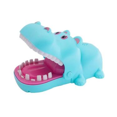 Imagem de Adorável animal engraçado mordendo dedo brinquedo dentes dentista mord