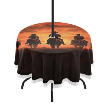 Imagem de Blueangle Toalha de mesa redonda impermeável de 152 cm ao ar livre Sunset Cowboys com orifício para guarda-chuva - Tecido resistente à prova de sol para todos os climas para pátio, acampamento