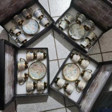 Imagem de Jogo 12 Peças: 6 Xícaras + 6 Pires de Porcelana Premium - Ideal para Café, Elegantes e Práticas para Residência e Bares (Flor Aleatória)