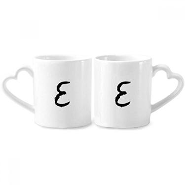 Imagem de Conjunto de canecas de porcelana para casal com silhueta preta Epsilon do alfabeto grego com alça de coração