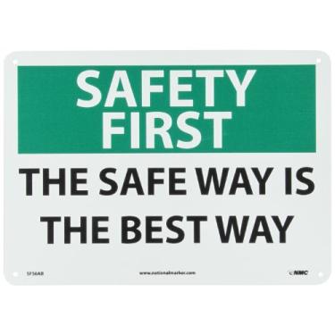 Imagem de NMC Placa SF56AB OSHA, legenda "SAFETY FIRST - THE SAFE WAY IS THE BEST WAY", 35,5 cm de comprimento x 25,4 cm de altura, alumínio, preto/verde em branco