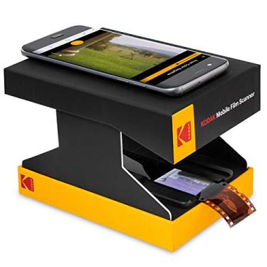 Imagem de KODAK Scanner de filme móvel – Scanner divertido permite que você escaneie e brinque com filmes e slides antigos de 35 mm usando a câmera do seu smartphone – Plataforma de papelão e luz de fundo de LED de brinquedo ecológico