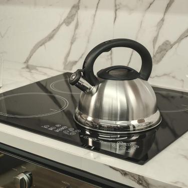 Imagem de Chaleira Em Inox Com Apito E Fundo Duplo à Indução Prata