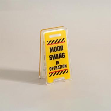 Imagem de Placa de mesa acrílica Leave Me Alone, I'm Busy - decoração de escritório bem-humorada, presente unissex para colegas de trabalho, decoração de quarto versátil