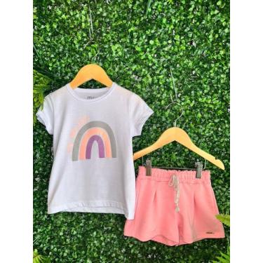 Imagem de Conjunto feminino, blusa branca com estampa de arco íris e shorts mole