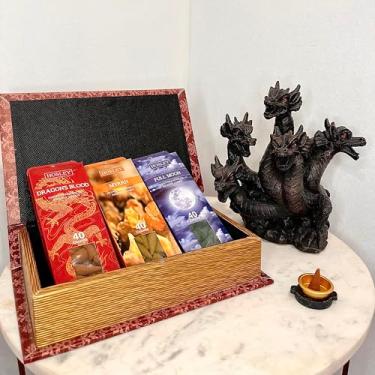 Imagem de Hosley Conjunto de 120 cones de incenso sortidos em caixa de livro de armazenamento vermelha. Inclui 40 cones de cada um de sangue de dragão, mirra, lua cheia e um suporte de cone de incenso de dragão