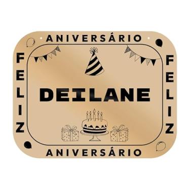 Imagem de Placa Feliz Aniversário Deilane em MDF, 19x14 cm, com 2 Furos para Pendurar
