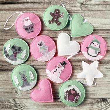 Imagem de SmoothNovelty 12 peças de enfeites de feltro de Natal para árvore Papai Noel boneco de neve pão de gengibre 3D rosa pastel menta turquesa decoração de feltro para pendurar artesanato para