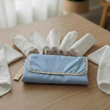 Imagem de Kit Trocador Portátil Impermeável + 5 Fraldas de Pano Lisa 70x70 cm – Fralda de Algodão e Trocador de Viagem, Pronto para o Dia a Dia (Azul)