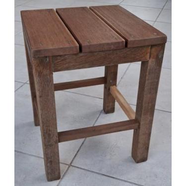 Imagem de Banco de madeira de lei maciça artesanal, resistente e durável, banqueta ótima para áreas externas, espaço gourmet, churrasqueiras. Banquinho prático de linhas retas.