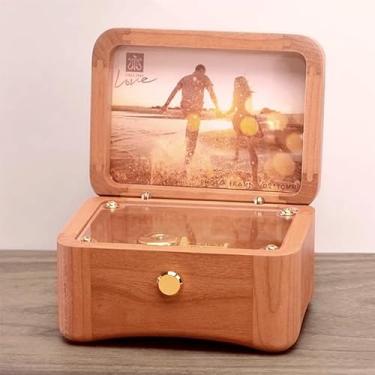 Imagem de SOFTALK Caixas musicais quadradas vintage com capa de fotos personalizáveis para presentes de Natal, aniversário e dia dos namorados (21 notas fotos premium madeira de cerejeira, afinação: Eine Kleine