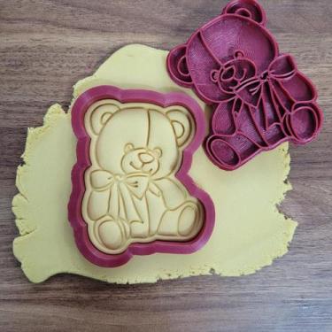 Imagem de Cortador Ursinho de Pelúcia Sentado com Laço Fofo - DOCEIMPRESSO,  6cm