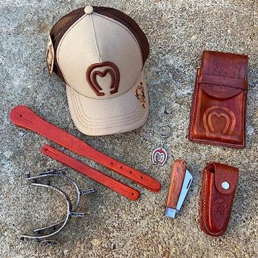Imagem de Traias country para peões kit country completo com boné capa de celular canivete bainha para o canivete espora correia e chaveiro feitos de materias super resistentes imperdivel (Havana)