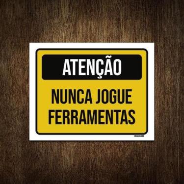 Imagem de Placa Atenção Nunca Jogue Ferramentas 36X46 - Sinalizo.Com