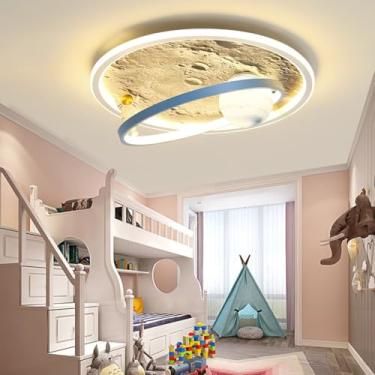 Imagem de Luminária de teto infantil LED em formato de astronauta e lua, com intensidade regulável e controle remoto, estilo lustre moderno para quarto, berçário e sala de estar (Cor: [Informação ause