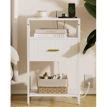 Imagem de JOONEE Mesa lateral branca, mesa de cabeceira moderna com gaveta, mesa de cabeceira canelada com 3 prateleiras de armazenamento para sala de estar, quarto (tomada branca)
