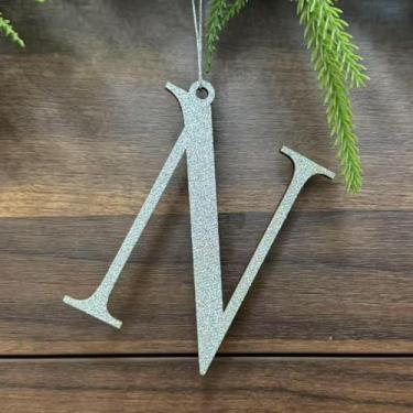 Imagem de Pxniy Enfeite de Natal com monograma de prata, letra inicial de madeira de 12 x 9 cm, etiqueta de decoração de árvore de Natal e etiqueta de meia (N)