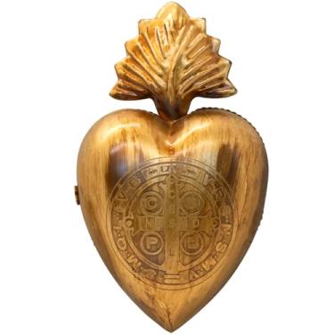 Imagem de VILLAGE GIFT IMPORTERS Ornamento de parede de coração Milagros de metal | Decoração de parede religiosa de arte popular inspirada no México | Tom dourado | Design de medalha de São Bento | Decoração
