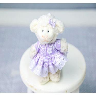 Imagem de Ovelha family miniatura 12 cm , vestido com lese lilas arabesco branco