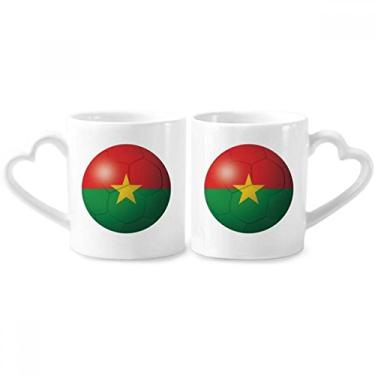 Imagem de Conjunto de canecas de porcelana para casais de futebol com bandeira nacional do Burkina Faso coração