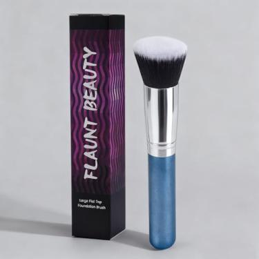 Imagem de 2 pincéis grandes de base plana e uma caixa de papel, para misturar base líquida e blush com cerdas macias e não irritantes (azul)