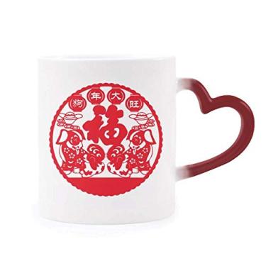 Imagem de Caneca sensível ao calor de cachorro de corte de papel de ano novo chinês, copo de grés que muda de cor vermelha