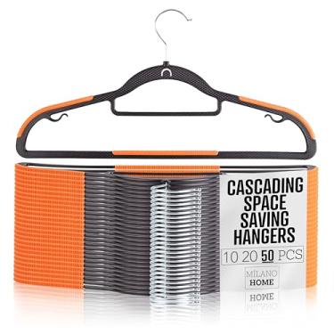 Imagem de Cabides de plástico preto finos em cascata, pacote com 50, gancho interno para armazenamento vertical, almofadas antiderrapantes laranja, rotação de 360°, suporte de gravata, economia de espaço, feito