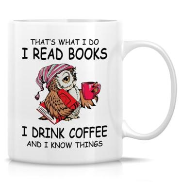 Imagem de Retreez Caneca divertida para amantes de livros - Caneca engraçada de coruja - Caneca That's What I Do I Read Books - Copos de café ou chá de cerâmica de 325 ml - Presente de aniversário sarcástico e